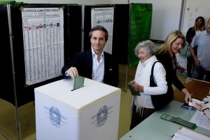 Regionali: Campania; Caldoro al voto con famiglia