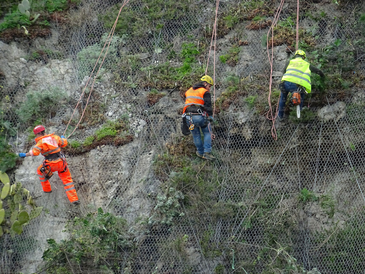 LAVORI SU UNA PARETE ROCCIOSA, LIMITAZIONI AL TRANSITO SULLA STATALE 163 AMALFITANA TVOGGI Salerno
