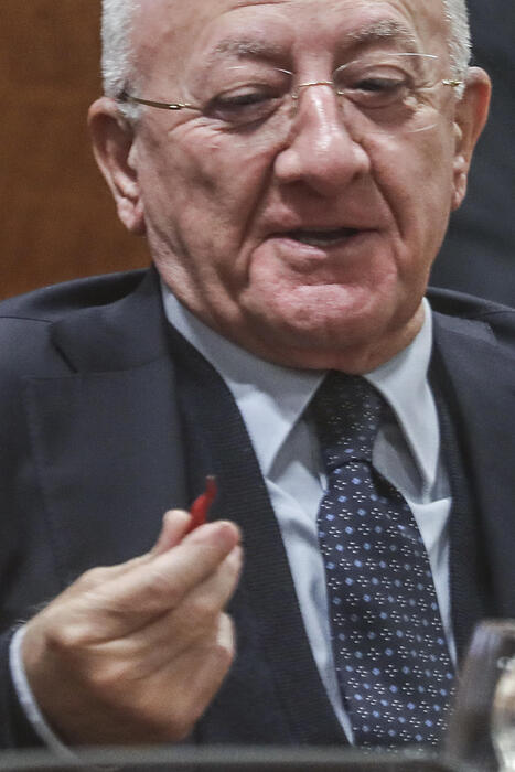 DE LUCA CORNO ROSSO VOTAZIONE CONSIGLIO REGIONE